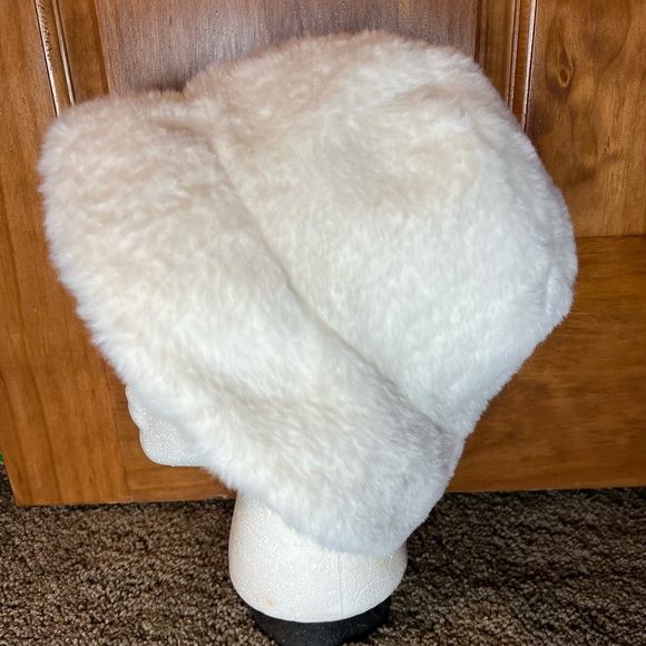 Marcus Adler White faux fur Bucket Hat A 56 - Picture 2 of 8